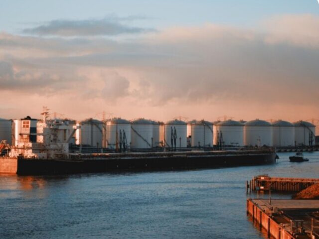 Мина под «теневой флот РФ»: на Западе назвали причину атаки на танкер в Ливии