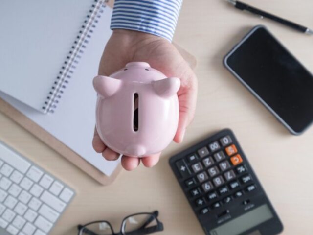 Не до жиру, быть бы живу: россияне включили режим экономии