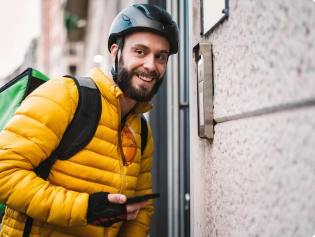 Новая элита рынка труда: в России назвали уровень зарплат курьеров