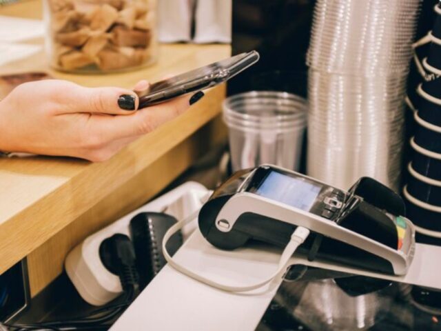 Mессенджер вместо паспорта: в РФ упростили покупку алкоголя и сигарет