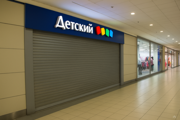 Маркетплейсы и демография добили детские магазины в ТЦ Петербурга