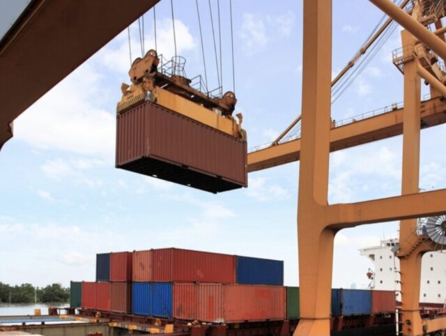 Экономический разворот: импортозамещение кроет параллельный импорт