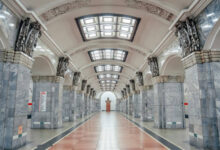 станции метро СПб — подземная платформа с высоким пассажиропотоком