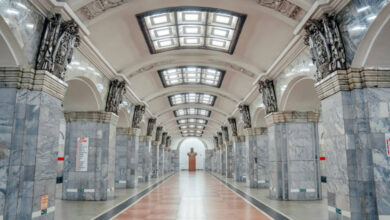 станции метро СПб — подземная платформа с высоким пассажиропотоком