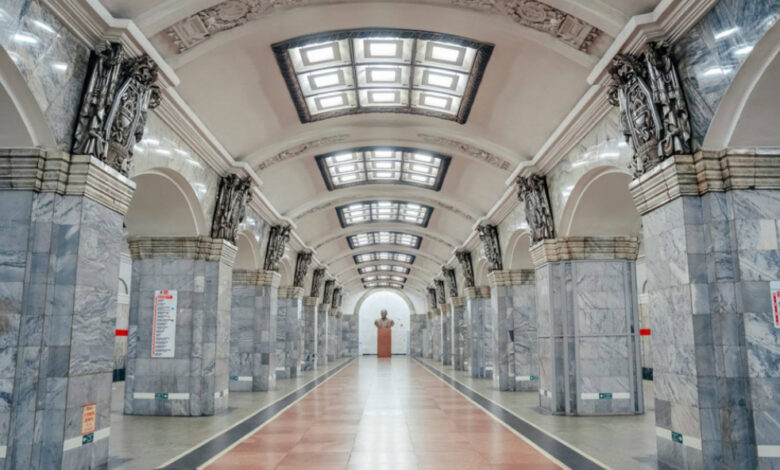 станции метро СПб — подземная платформа с высоким пассажиропотоком